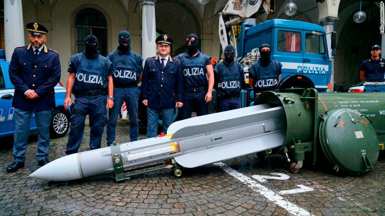 Tên lửa không đối không bị cảnh sát Ý thu giữ...