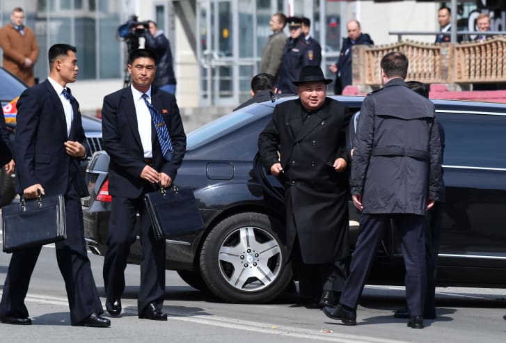 Chủ tịch Triều Tiên Kim Jong Un bước xuống từ một chiếc Mercedes, trong chuyến thăm Nga.