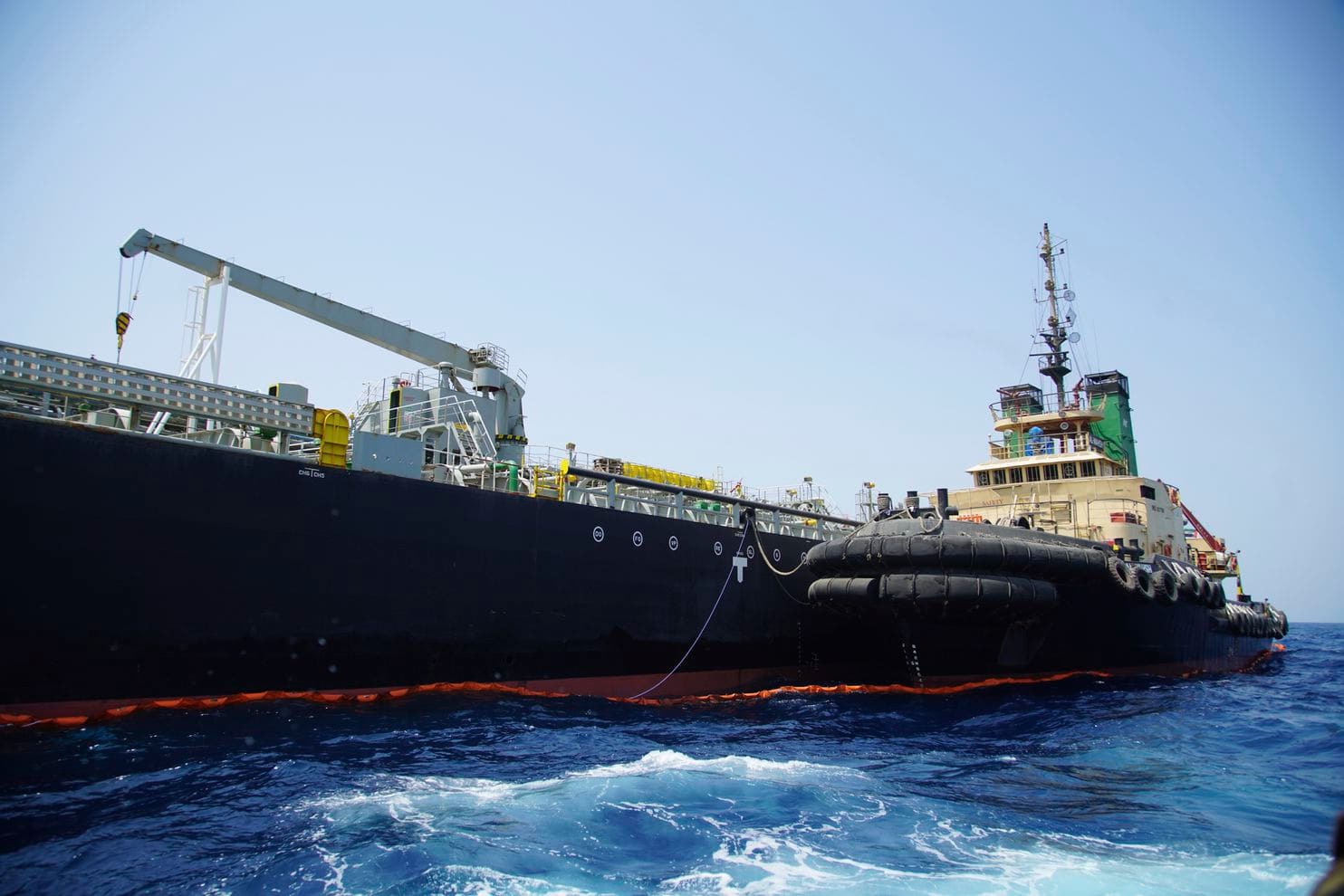 Một chiếc tàu chở dầu của UAE đã bị mất tích 1 cách bí ẩn khi đi ngang qua eo biển Hormuz (Ảnh: AP)