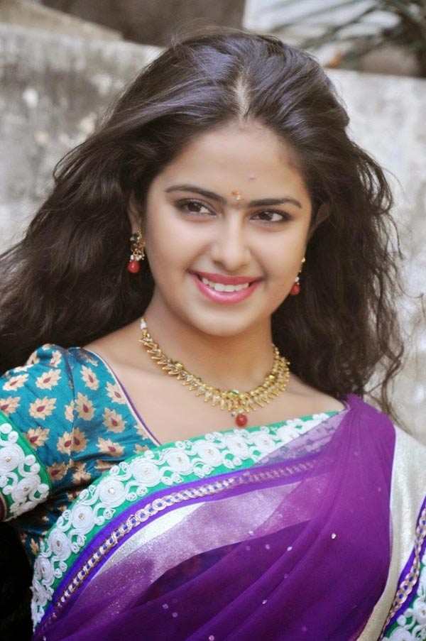 Avika Gor mới đây đã thổ lộ ước mơ trở thành Hoa hậu Hoàn vũ Ấn Độ. Với sắc vóc hiện tại cô hoàn toàn có cơ sở để ước mơ như vậy. Không chỉ trong phim, đời thường mỹ nhân sông Hằng cũng rất chịu khó mặc trang phục dân tộc để quảng bá nét đẹp văn hóa quê nhà. Theo một chia sẻ, "Anandi" nói rằng cô thích mặc cả đồ phong cách Âu lẫn đồ truyền thống của người Ấn.&nbsp;