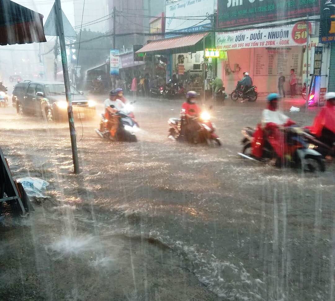 Cơn mưa như trút nước đổ xuống TP.HCM khiến nhiều tuyến đường thành sông