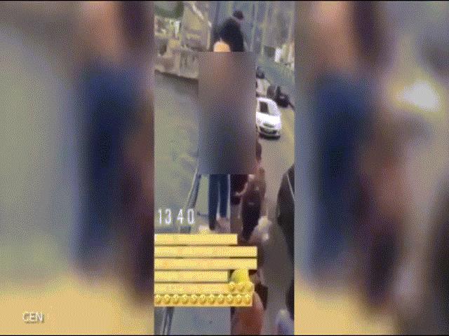 Video: Cô gái cởi quần áo, liều mạng nhảy chúi từ cầu cao 45m xuống nước