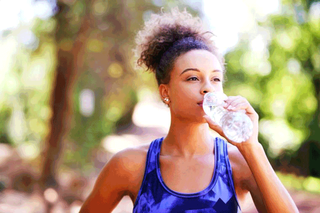2. Không uống đủ nước: Mất nước có ảnh hưởng trực tiếp đến khả năng giải độc cơ thể. Vì vậy, khi gan mất hydrat hóa, nó cũng giảm hoặc mất khả năng chăm sóc các cơ quan còn lại của cơ thể. Và khi điều này xảy ra, nguy cơ mắc bệnh của bạn tăng lên.
