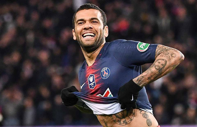 Dani Alves vừa đảm nhận tốt vai trò đội trưởng ĐT Brazil vô địch Copa America 2019. "Lão tướng" 36 tuổi&nbsp;hiện là cầu thủ tự dọ sau khi không được PSG gia hạn hợp đồng. Nhưng hiện hậu vệ phải này vẫn nhận được sự quan tâm lớn từ phía Arsenal và Tottenham.