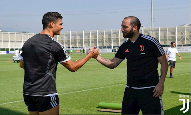 Gonzalo Higuain đã trở lại Juventus tập luyện khi Chelsea không đồng ý mượn thêm hay mua đứt anh. Dù vậy, "El Pipita" khó còn đất dụng võ trong màu áo "Bianconeri" mùa tới khi đội bóng của tân HLV Maurizio Sarri đang dư thừa tiền đạo. Lựa chọn sang AS Roma có thể là cứu cánh cho Higuain lúc này.