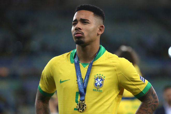 Gabriel Jesus đã phải nhận thẻ đỏ trong trận chung kết Copa America 2019 dù ĐT Brazil của anh sau đó vẫn vô địch. Ngôi sao này vẫn đang phân vân đi hay ở lại Man City khi anh dường như đã chán cảnh phải dự bị cho Sergio Aguero khi HLV Pep Guardiola vẫn trung thành với sơ đồ chỉ gồm 1 trung phong mà ưu tiên số 1 vẫn là "El Kun".