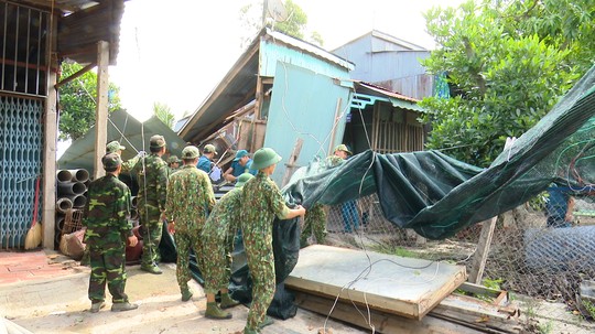 Lực lượng vũ trang huyện Hồng Ngự tham gia hỗ trợ người dân khắc phục sau cơn mưa giông