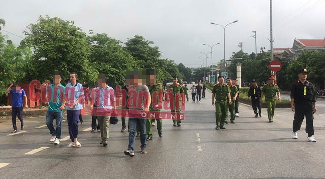 Tại hiện trường, Bùi Văn Công đã diễn lại toàn bộ hành vi phạm tội. Một số tình tiết được cơ quan chức năng yêu cầu bị can này thực nghiệm lại để làm rõ từng hành vi.