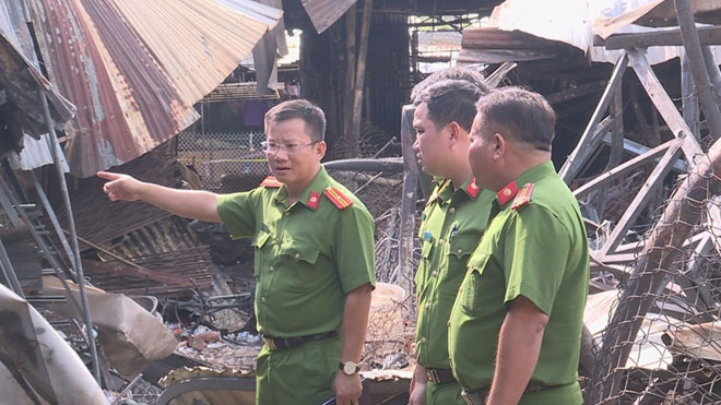 Lực lượng Công an điều tra tiến hành khám nghiệm hiện trường để làm rõ nguyên nhân vụ cháy