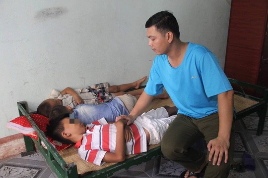 3 em nhỏ đi lạc được đưa vào trụ sở Công an xã Diễn Kỷ chăm sóc - Ảnh: Tú Nguyễn