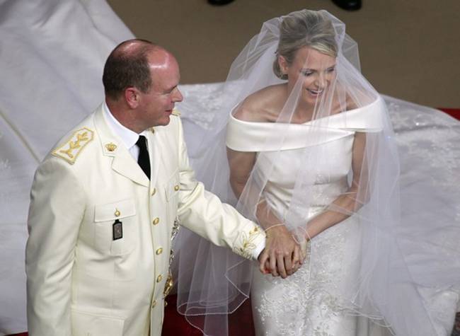 Thân vương Albert và vương phi Charlene tổ chức đám cưới năm 2011. Đây là một trong những đám cưới hoàng gia xa hoa và đắt đỏ nhất từ trước đến nay.