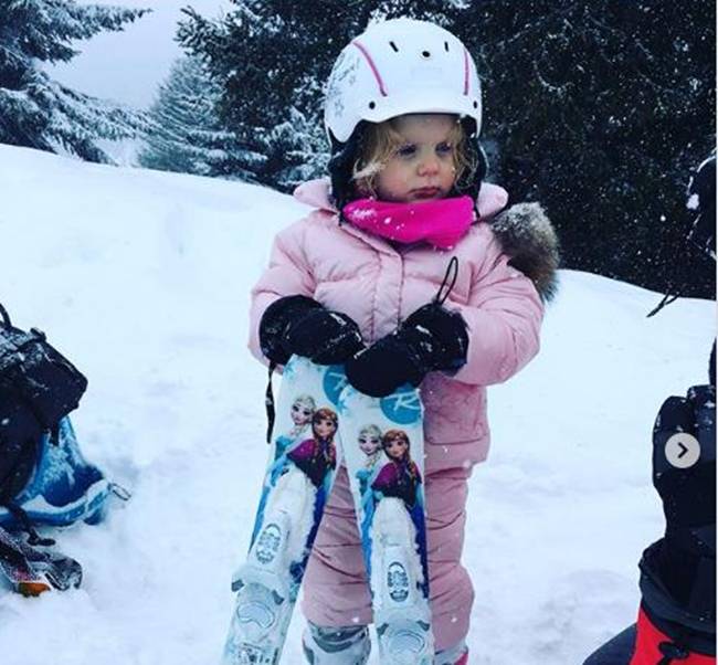 Vương phi cũng chia sẻ hình ảnh đưa con đi trượt tuyết. Gia đình Hoàng Gia Monaco từng đi trượt tuyết ở Gstaad, Thụy Sĩ.