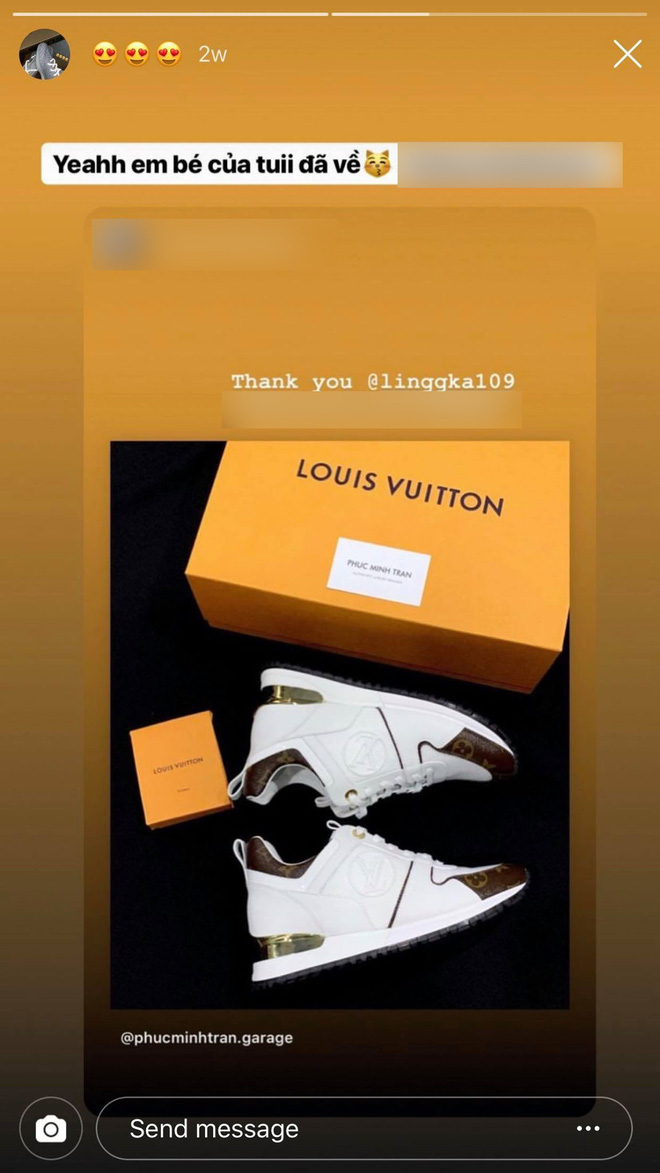 Một đôi sneaker khác của thương hiệu Louis Vuitton với họa tiết nhấn nhá từ monogram đình đám với giá 1290 USD khoảng gần 30 triệu đồng.