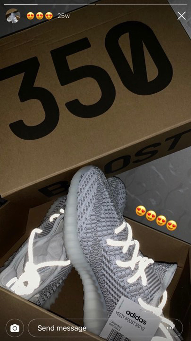 Yeezy Boost 350 V2 bản phối Static với giá hơn 5 triệu đồng.