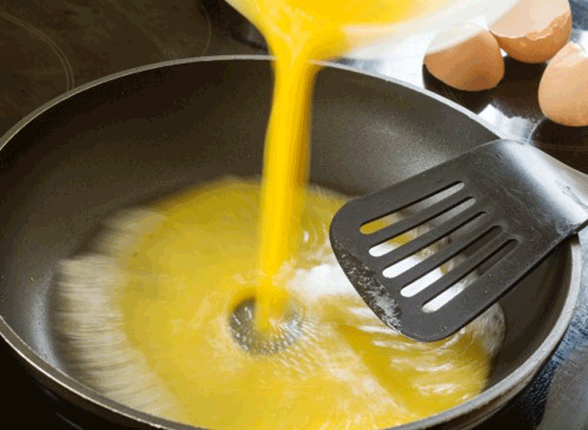 5. Sử dụng thìa kim loại: Đồ dùng bằng kim loại rất tốt cho nhiều thứ, nhưng món trứng không phải là một trong số đó. Nên sử dụng thìa bằng cao su mỏng và mềm dẻo sẽ giúp bạn dễ lật trứng hơn.