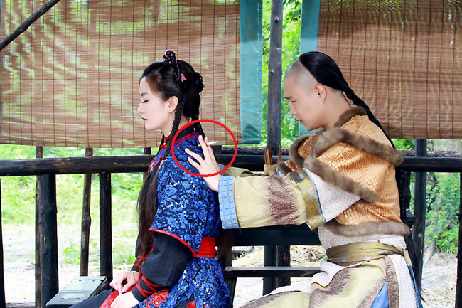 "Sạn" hài hước trong cảnh quay của nam diễn viên Hà Thịnh Minh khi anh vô tư mang theo cả thuốc lá vào phim cổ trang.