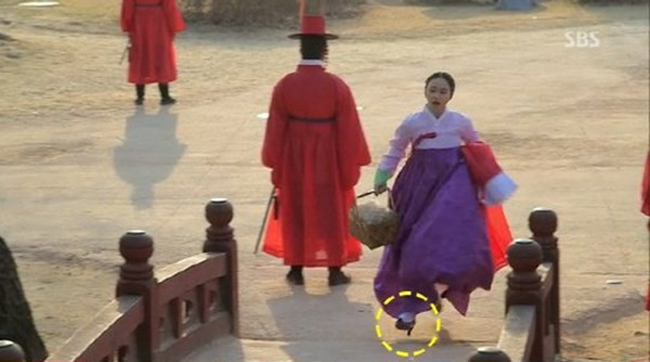 Giày cao gót mà Kim Tae Hee đi trong phim "Jang Ok Jung, Lives in Love" bị khán giả phát hiện thấy.