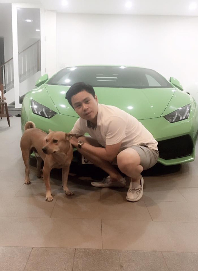 Hình ảnh Phan Thành chơi đùa bên chú chó cưng cạnh chiếc siêu xe khủng khiến nhiều người choáng váng.