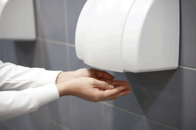4. Sử dụng máy sấy tay: Một nghiên cứu mới cho thấy máy sấy tay trong phòng vệ sinh công cộng thực sự thổi vi khuẩn quay trở lại vào tay bạn. Trong một tòa nhà lớn, các vi khuẩn có khả năng gây bệnh, bao gồm cả bào tử vi khuẩn có thể di chuyển giữa các phòng và sự lắng đọng vi khuẩn/bào tử bằng máy sấy tay là một cơ chế lây lan của vi khuẩn truyền nhiễm.
