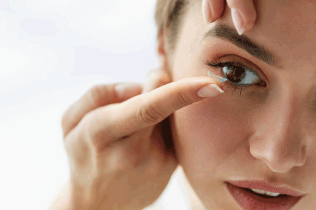 6. Đeo kính áp tròng: Một báo cáo của CDC cho thấy 33% người trưởng thành đeo kính áp tròng khi ngủ, khiến nó trở thành một trong những thói quen liên quan đến mắt thường xuyên nhất. Theo Hiệp hội Quang học Hoa Kỳ, đeo kính áp tròng qua đêm có thể làm tăng nguy cơ nhiễm trùng giác mạc, ảnh hưởng vĩnh viễn đến thị lực của bạn. Ngoài ra, đeo kính áp tròng vào ban đêm có thể làm giảm lượng oxy đến mắt, điều này có thể gây căng thẳng cho giác mạc.

