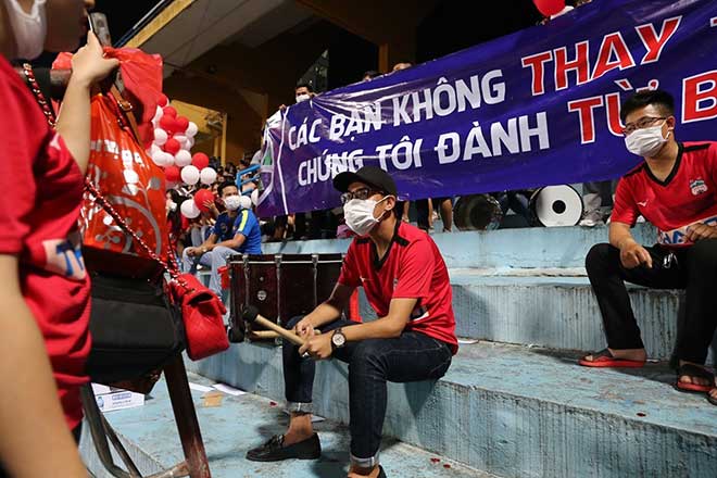 Hội CĐV HAGL tại Hàng Đẫy đeo khẩu trang bày tỏ sự "im lặng" trong 10 phút đầu trận Hà Nội - HAGL