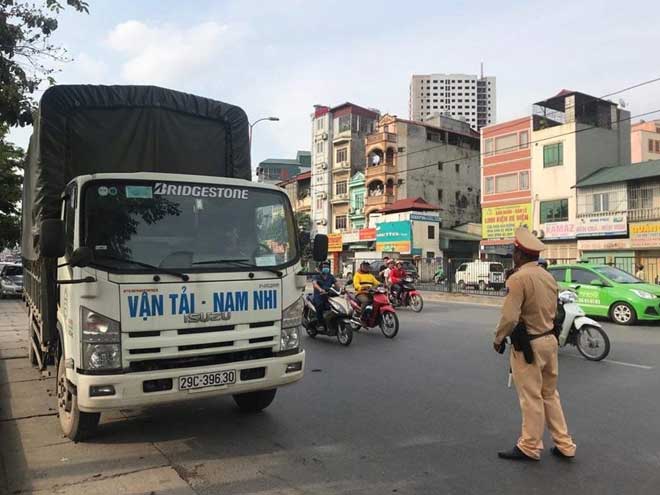 CSGT đo nồng độ cồn, tài xế chối chỉ ăn… hoa quả - 3