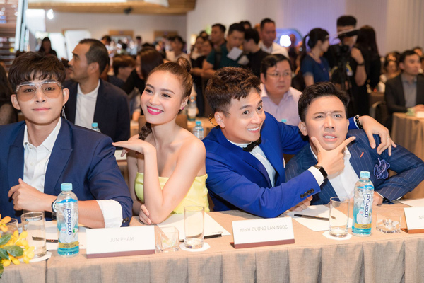 Running Man phiên bản Việt - "Chạy đi chờ chi" vẫn luôn là một chủ đề hot và chưa có dấu hiệu hạ nhiệt. Mọi thông tin xoay quanh các thành viên luôn nhận được nhiều sự chú ý bàn tán từ cộng đồng mạng.