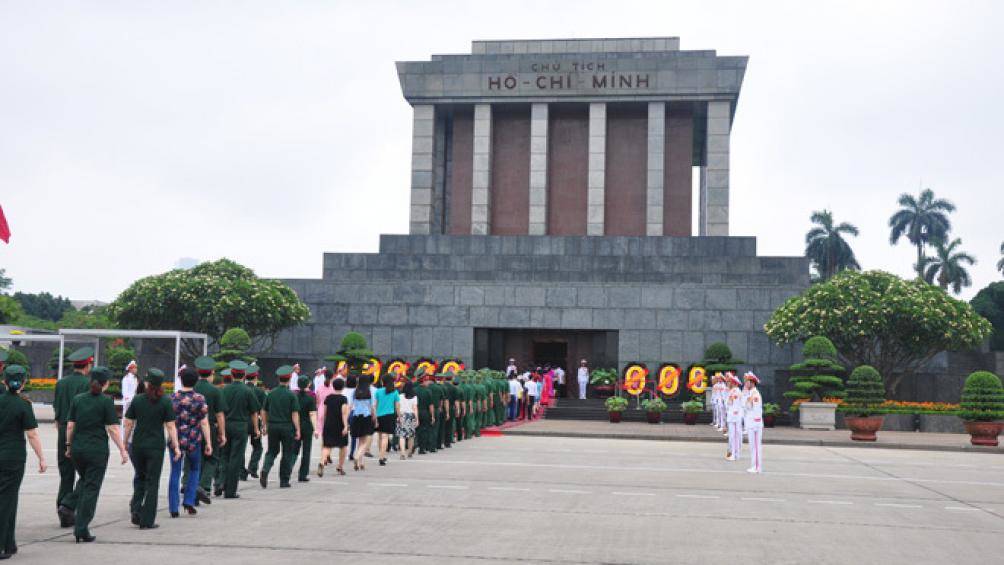 Cán bộ, chiến sĩ và người dân vào Lăng viếng Chủ tịch Hồ Chí Minh - Ảnh: Thanh Huống