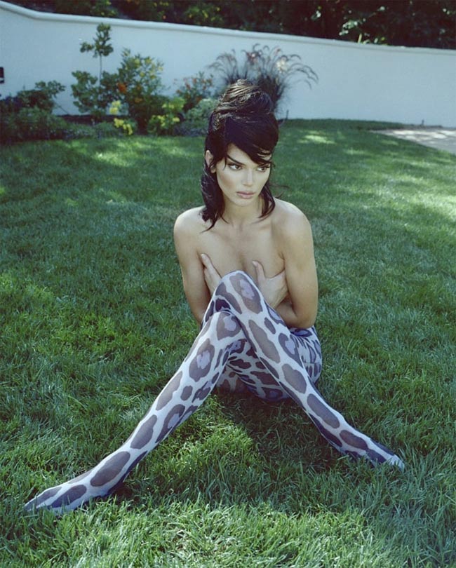 Trong các bộ ảnh thời trang, Kendall cũng thường được tạo hình chủ đích khoe được đôi chân dài đắt giá.