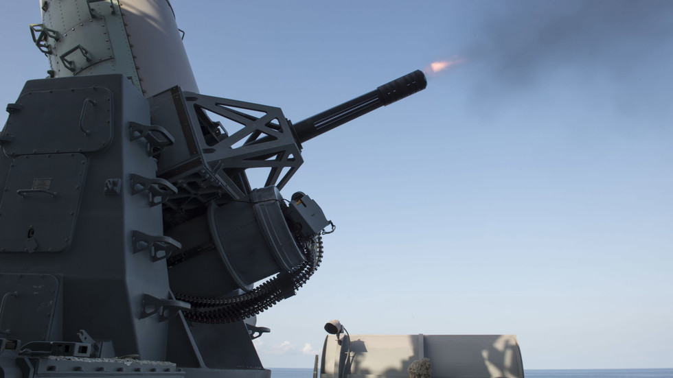 Tàu USS Boxer được trang bị hệ thống phòng thủ tầm gần CIWS.