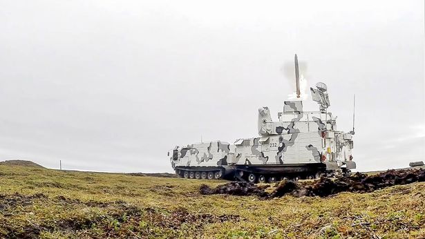 Tổ hợp phòng không Tor-M2DT được sơn ngụy trang màu trắng, chuyên dùng ở Bắc Cực.