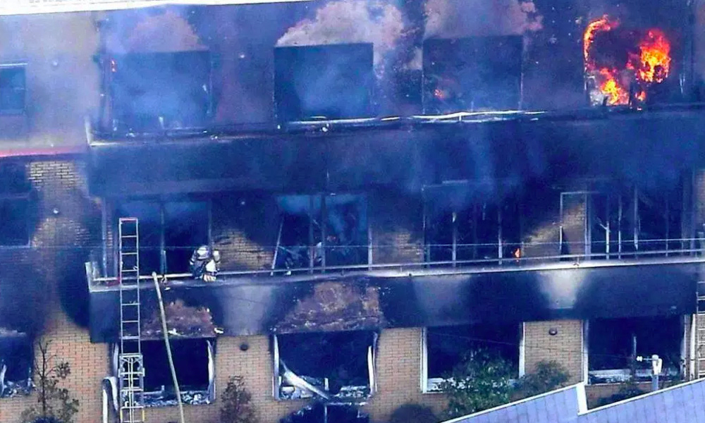Lực lượng cứu hỏa đang dập lửa tại xưởng phim hoạt hình Kyoto