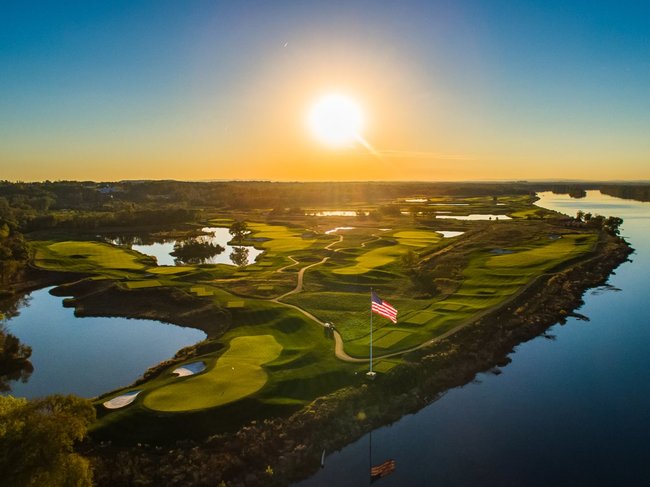 Câu lạc bộ golf của Tổng thống Trump tại Washington, D.C. bao gồm hai sân golf 18 lỗ, một công viên thủy sinh, trung tâm thể dục và sân tennis, tự hào với tầm nhìn hướng tới sông Potomac.