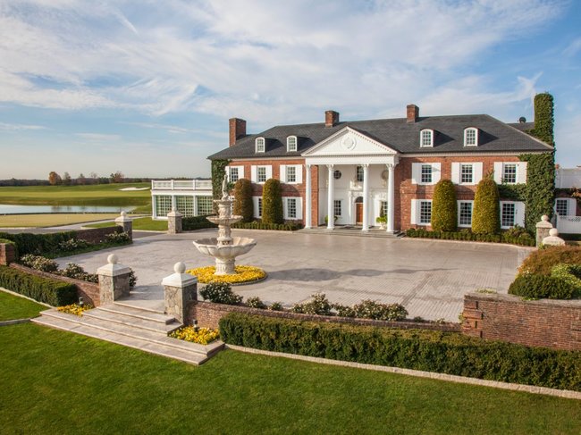 Câu lạc bộ golf của Tổng thống Trump ở Bedminster, New Jersey trải rộng trên 600 mẫu Anh và bao gồm hai sân golf 18 lỗ, sân tennis, hồ bơi và trung tâm thể dục.