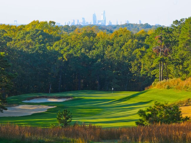 Câu lạc bộ golf của Tổng thống Trump ở đồi thông New Jersey bao gồm sân golf 18 lỗ, nhà câu lạc bộ rộng 3.994 mét vuông và khu phức hợp bể bơi.