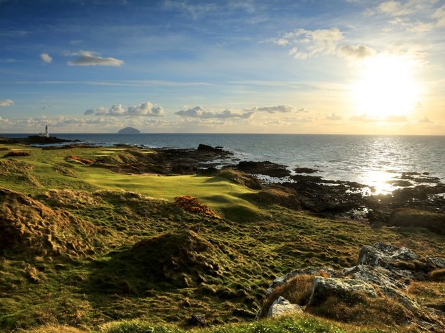 Câu lạc bộ golf của Tổng thống Trump tại Aberdeen, Scotland bao gồm một sân golf kiểu liên kết 18 lỗ, một khu lái xe rộng 8ha, một quán rượu whisky và một khách sạn năm sao.
