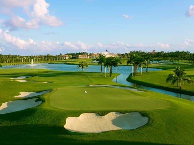 Câu lạc bộ golf của Tổng thống Trump tại Miami, Florida bao gồm 4 sân golf, sân tennis, spa và một khách sạn sang trọng.