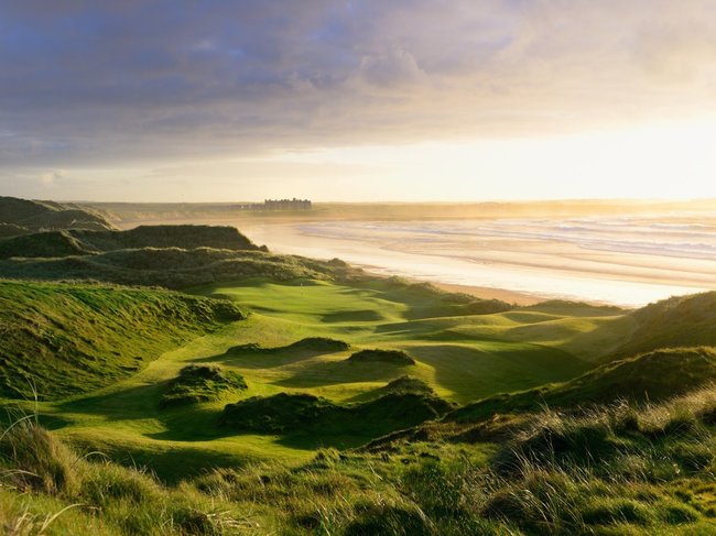 Câu lạc bộ golf của Tổng thống Trump ở Doonbeg, Ireland bao gồm một sân golf kiểu 18 lỗ và một khách sạn năm sao. Nơi đây có hơn 300 nhân viên phục vụ 24/7.