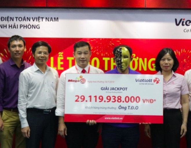 Anh T.D.O đeo mặt nạ khi nhận jackpot.