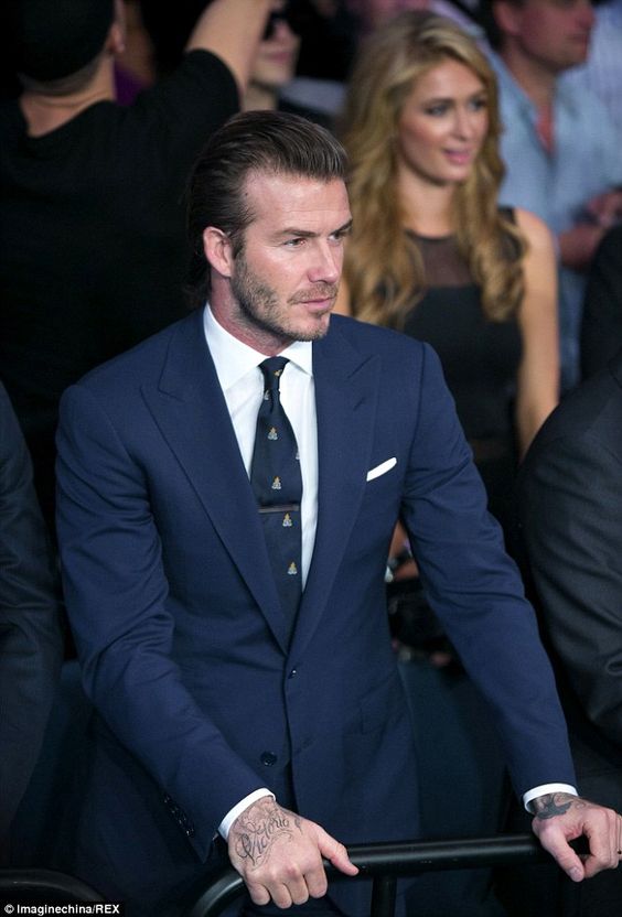 Beckham luôn bỏ cúc hàng cuối cùng khi diện suit.