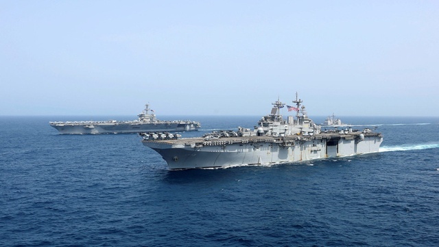Các tàu sân bay USS Abraham Lincoln và USS Kearsarge trên biển Ả Rập (Ảnh: Hải quân Mỹ)