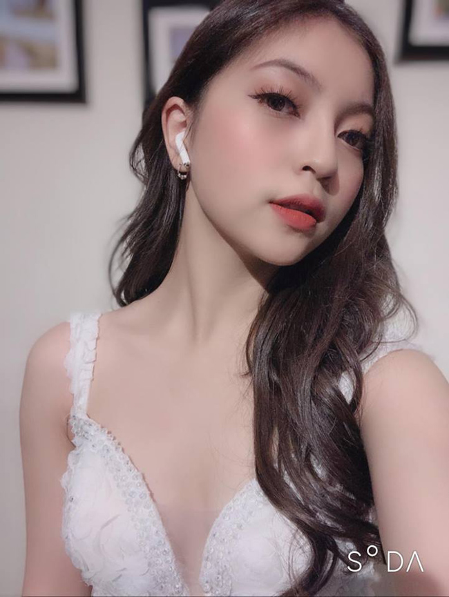 Thời gian gần đây, hot girl Quảng Nam liên tục &#34;đốt mắt&#34; fan bằng loạt ảnh gợi cảm.&nbsp;