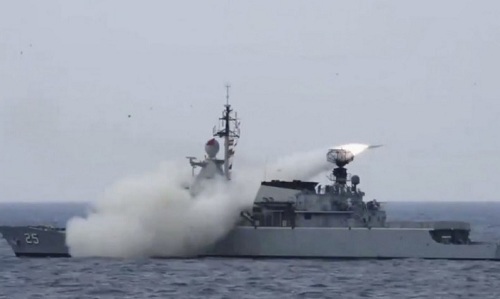 Tàu chiến Malaysia phóng tên lửa chống hạm ở Biển Đông.