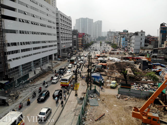 Việc xây dựng và mở rộng đường Trường Chinh (Hà Nội) kéo dài 2 km từ&nbsp;Ngã tư Sở đến Ngã tư Vọng, được UBND thành phố phê duyệt năm 2011 và khởi công năm 2013; tổng mức đầu tư 2.560 tỷ đồng. Dự kiến hoàn thành vào năm 2015, tuy nhiên đến nay dự án vẫn chưa xong vì vướng giải phóng mặt bằng.