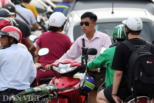 Khi chưa hoàn tất giải phóng mặt bằng, con đường này đặt dải phân cách cứng bằng bê tông. Đến nay dải phân cách đã được tháo dỡ song các phương tiện qua lại vẫn gặp khó khăn. Nhiều người do thấy quá ùn tắc nên đi bộ dắt xe quay lại khiến giao thông càng hỗn&nbsp; loạn.