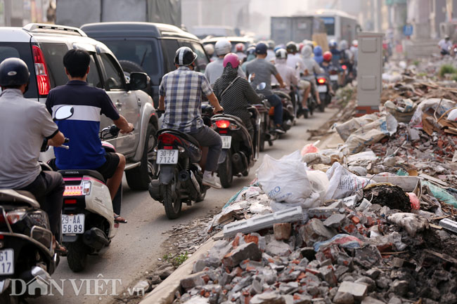 Rác thải xây dựng và sinh hoạt tràn ngập gây mất mỹ quan và khó khăn vào giờ cao điểm.