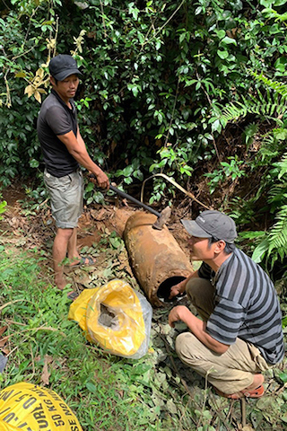 Nguyễn Văn Cường và Nguyễn Văn Quả bị bắt quả tang cùng bom và thuốc nổ. Ảnh: Ngọc Vũ