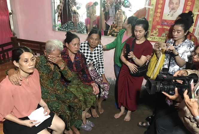 Người dân ấp Bửu Ðông, xã Long Ðiền Ðông (Ðông Hải, Bạc Liêu) ngóng tin cô Nguyễn Kim Hon lưu lạc 22 năm về quê.
