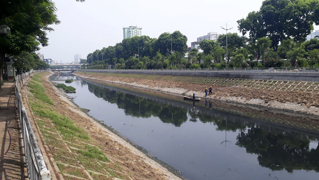 Hà Nội đang tích cực cải thiện dòng sông và cảnh quan hai bên bờ sông Tô Lịch. (Ảnh: Thành An)