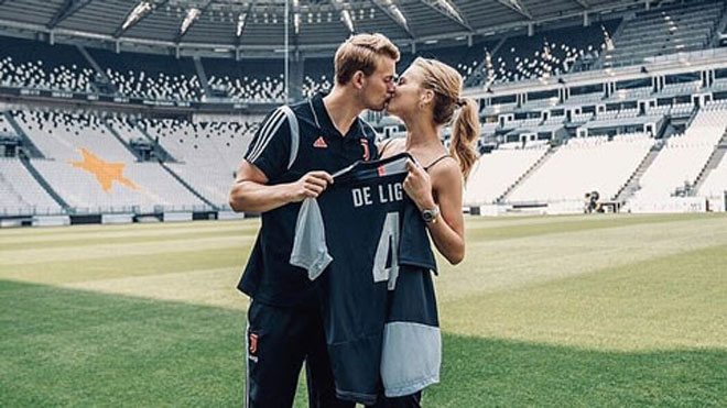 De Ligt ra mắt Juventus và hôn bạn gái siêu mẫu AnneKee Molenaar thắm thiết ngay tại sân Allianz